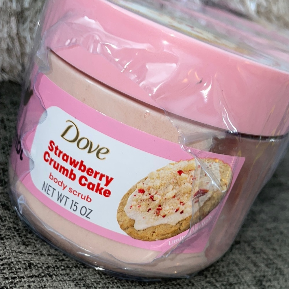 Crumbl X Dove Strawberry Crumb Cake Body scrub